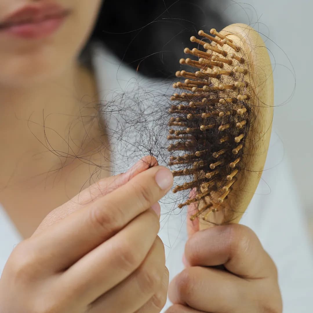 Primeros síntomas de pérdida de cabello: cuándo acudir a un especialista capilar