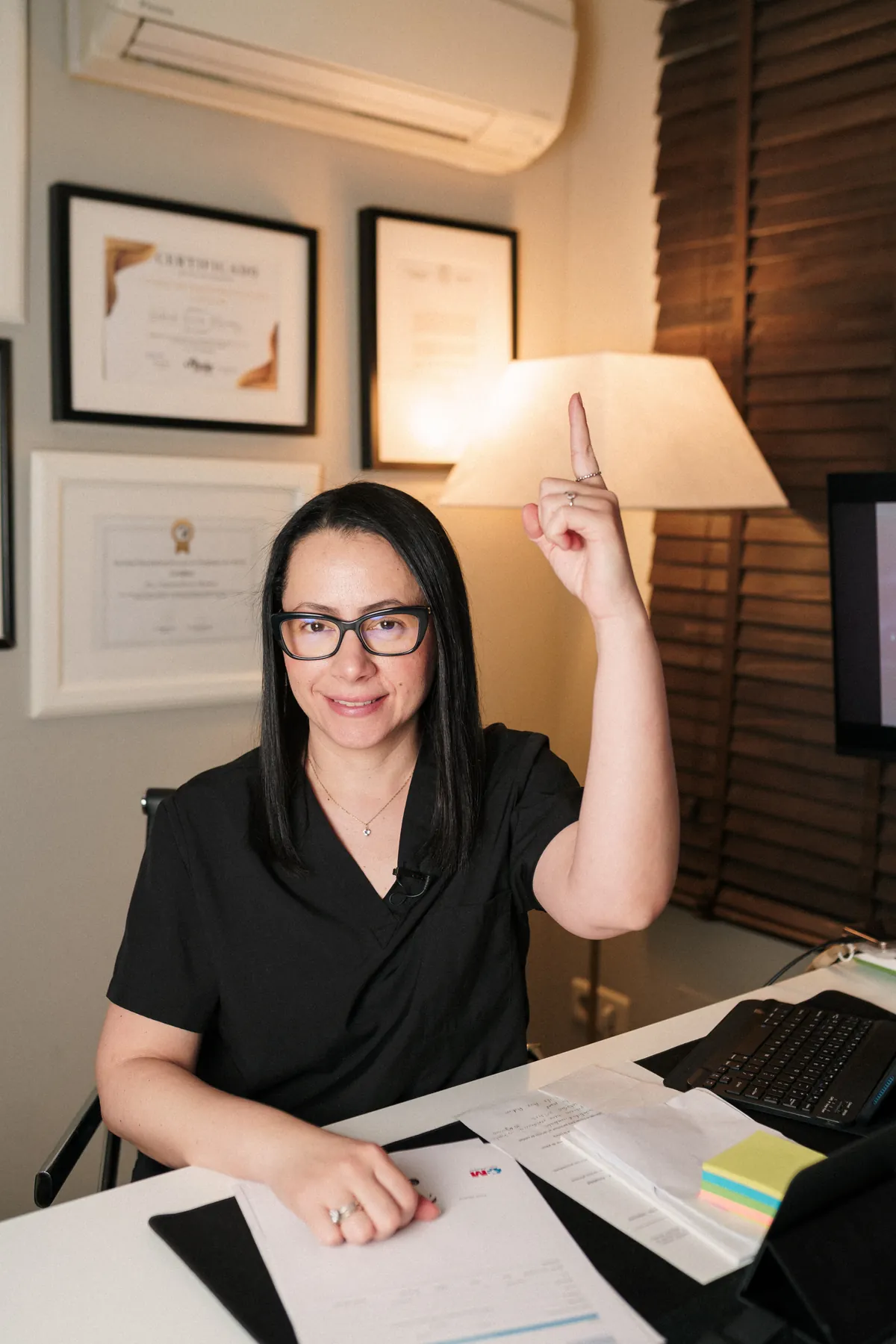 La Dra. Rivero en su consulta junto a sus diplomas